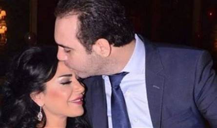 بعد انتشار شائعة انفصالهما.. فنان لبناني شهير يحتفل برفقة زوجته بعيده بأجواء رومانسية (فيديو)