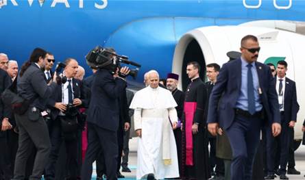 الصور الأولى لوصول البابا لاوون الرابع عشر إلى أنقرة