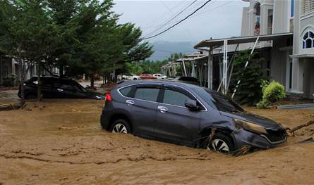 قتلى ومفقودون… فيضانات وانهيارات تجتاح إندونيسيا (فيديو)