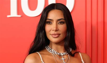 محاكمة في باريس… وكيم تظهر بمجوهرات بملايين الدولارات لمواجهة سارقيها