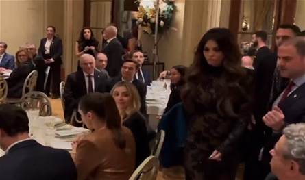 سفيرة أميركيّة تُثير الجدل... ارتدت فستاناً شفافاً خلال مناسبة رسميّة (فيديو)