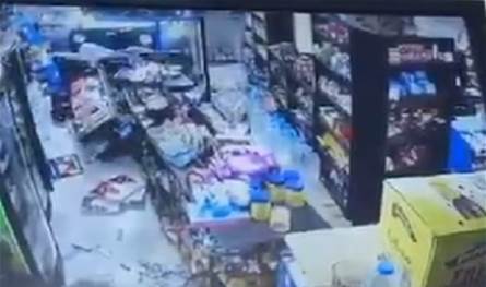 بالفيديو... شاهدوا كيف اقتحمت سيارة &quot;السوبرماركت&quot;