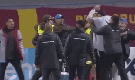 من ربع نهائي الكأس إلى حلبة ملاكمة.. 17 بطاقة حمراء في مباراة واحدة (فيديو)