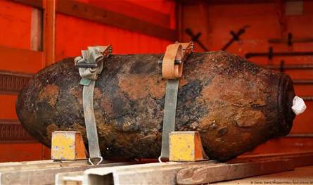 تعودان إلى الحرب العالمية الثانية.. بلبلة في دولة أوروبية بسبب قنبلتين!