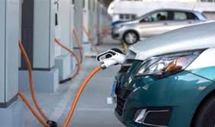 هل السيارات الكهربائية أكثر أمانًا من السيارات التقليدية؟