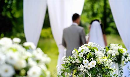 بحصور عدد من السياسيين.. انهيار خشبة مسرح خلال حفل زفاف ووقوع إصابات (فيديو)