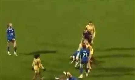 خنقت زميلتها وطرحتها أرضا.. لاعبة تواجه الإيقاف الطويل بسبب سلوكها شاهدوا الفيديو