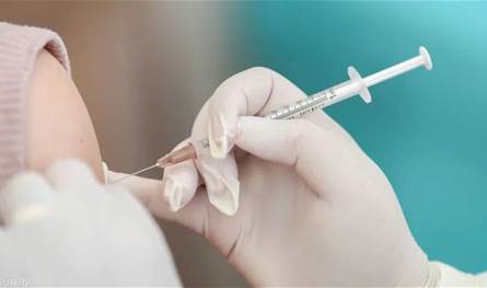 هل من علاقة بين لقاح كورونا ووفاة 10 أطفال؟ تقرير يكشف التفاصيل