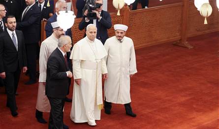 في يومه الثالث في تركيا.. البابا لاوون الرابع عشر يزور المسجد الازرق حافي القدمين  (صور)