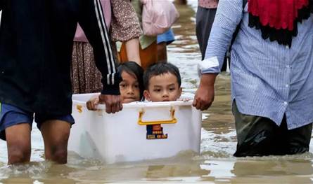 عمليات الانقاذ مستمرة.. ارتفاع حصيلة وفيات الفيضانات في جنوب شرق آسيا