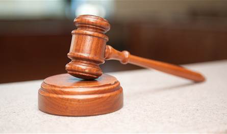 فنان شهير يلجأ للقضاء لمنع ابنه من السفر.. إليكم السبب (صورة)