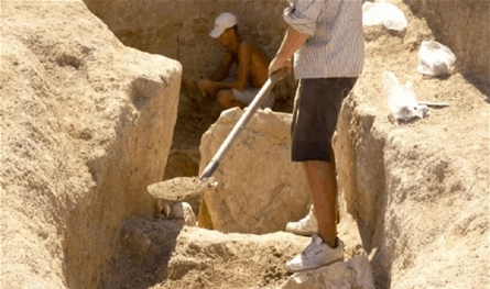 لغز عمره 2700 عام.. شابة بتاج مقلوب