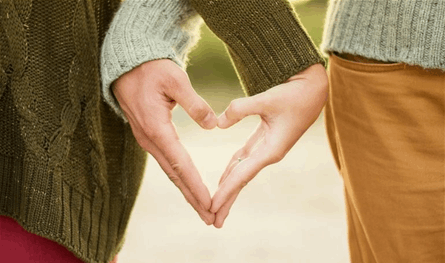 بعد أيام من الطلاق.. فنان عربي يعود لزوجته البلوغر