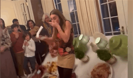 بالصور.. عائلة أميركية تفقد عشاء الشكر في ثوانٍ