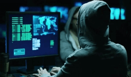 بالصور.. إيرانيون اخترقوا سيارة عالم نووي إسرائيلي.. وتركوا له هدية!