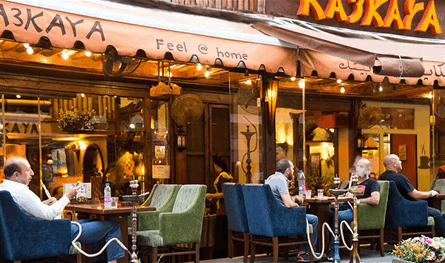 &quot;ثقافة المقاهي&quot;: هل أصبحت ملجأً للهروب النفسي؟