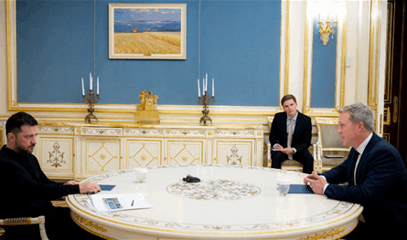 زيلينسكي يرسل وفداً جديداً إلى واشنطن وسط ضغوط للتوصل إلى اتفاق سلام