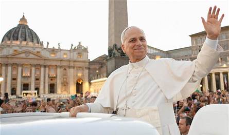 بالصورة.. طائرة البابا لاوون الرابع عشر في طريقها الى بيروت