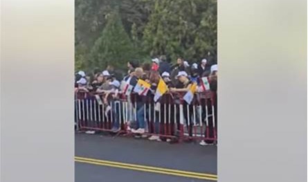 الحشود تتوافد إلى بعبدا استعداداً لاستقبال البابا لاوون الرابع عشر (فيديو)