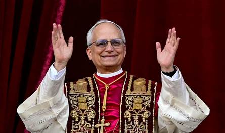 مشهد لافت في السماء… سلاح الجو يرافق طائرة البابا لحظة وصولها (فيديو)