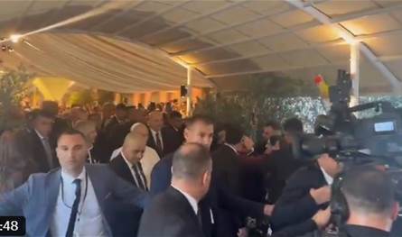 بالفيديو... هكذا استقبل البابا في المطار 