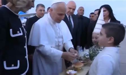 بالصورة... خبز وملح باركهما البابا في المطار