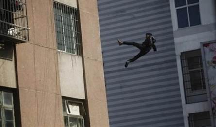 وفاة شخص بعد سقوطه من الطابق الحادي عشر