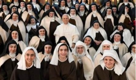 بالصور.. زيارة للبابا لاوون الرابع عشر بعيداً عن الاعلام