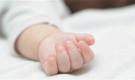  العثور على رضيعة حديثة الولادة ملقاة بجانب الطريق في مصر