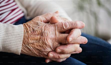 مقابل راتب وممتلكات.. سيدة مسنّة تبحث عن &quot;ابنة جديدة&quot; لرعايتها 