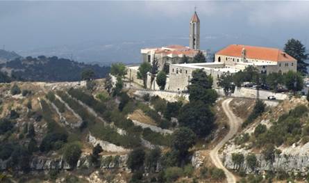 بدء توافد المواطنين الى دير مار مارون في عنايا لاستقبال البابا لاوون