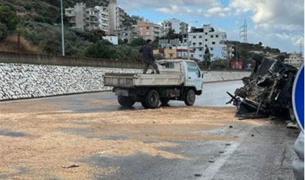 استخدمت آلات هيدروليكية بسبب شدة الاصطدام.. حادث سير مروع بين 3 سيارات في القلمون (فيديو)