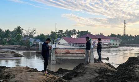 مئات القتلى والجرحى جراء الفيضانات التي ضربت اندونيسيا 