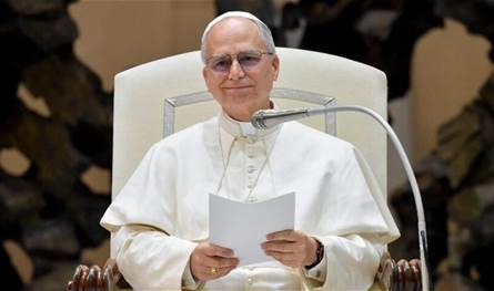 بالصورة… حمامة بيضاء تحطّ على سيارة البابا الخاصة