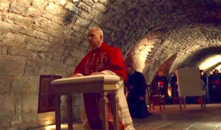 بالصور- البابا لاوون الرابع عشر عند ضريح القديس شربل وصلاة وخشوع 