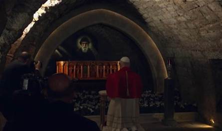 سراج وذخيرة من القديس شربل… شاهدوا بالصورة هدية البابا في عنايا