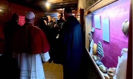 بالصور… البابا يبارك ويصافح المؤمنين في عنايا