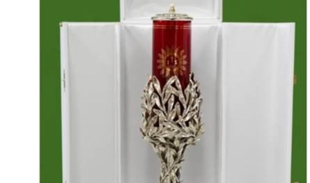 هذه هي هدية البابا إلى دير مار مارون عنايا- ضريح القديس شربل (صور)