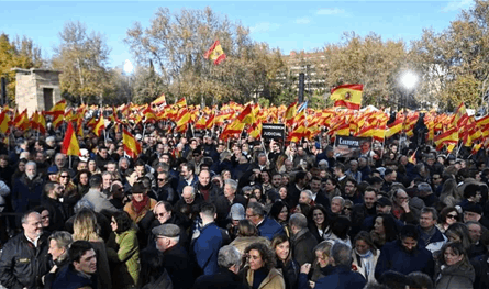 عشرات الآلاف يطالبون برحيل سانشيز في مدريد