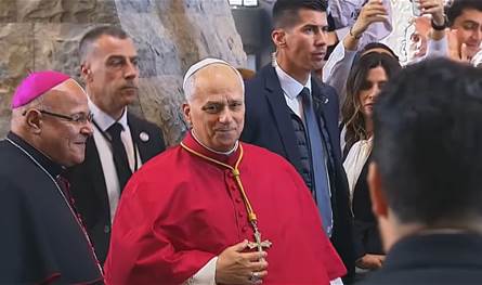 مباركًا المؤمنين الحاضرين... البابا لاوون الرابع عشر في مزار سيدة لبنان – حريصا (صور)