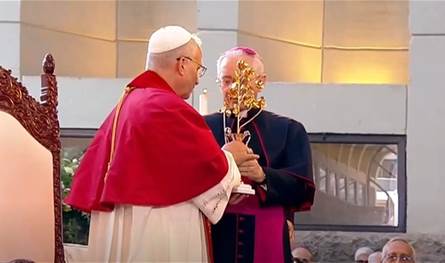 &quot;تحمل رائحة المسيح&quot;.. وردة ذهبية من البابا لمزار سيدة لبنان – حريصا (فيديو)