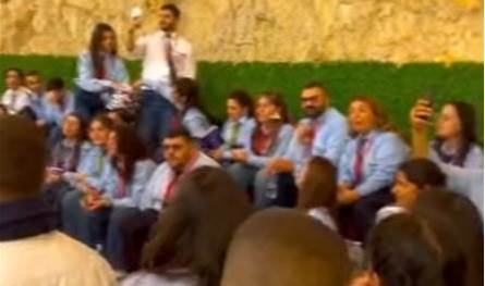 شبيبة لبنان يرنّمون من بكركي: منحبك بابا لاوون (فيديو)