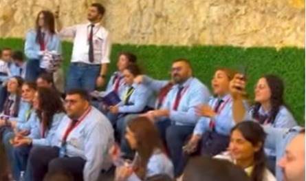 شبيبة لبنان يرنّمون من بكركي: منحبك بابا لاوون (فيديو)