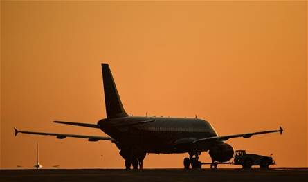 فقدت أعصابها... شاهدوا ما حصل على متن طائرة بسبب تأخّر الرحلة! (فيديو)