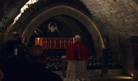 زيارة البابا لضريح القديس شربل تخلّد بالفن… هدية من جمعية محترف راشيا (صورة)