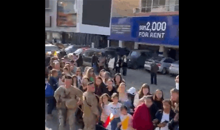 بالفيديو: حشود تنتظر مرور موكب البابا إلى ساحة الشهداء