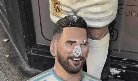 تحطيم تمثال لميسي في الأرجنتين