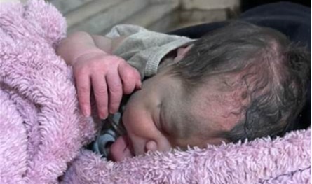 في الشياح... العثور على طفلة حديثة الولادة مرمية