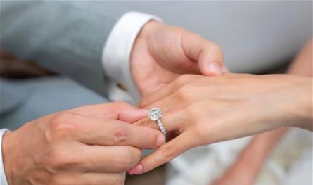 بعيداً عن الإعلام... خطوبة مُخرج معروف جدّاً من حبيبته المُنتجة