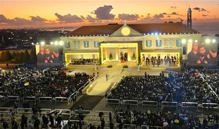 بالفيديو... هكذا فاجأ البابا الحضور في بكركي من دون زجاج عازل